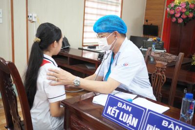 TRƯỜNG THCS A HẢI XUÂN PHỐI HỢP CÙNG TRẠM Y TẾ XÃ KHÁM SỨC KHỎE ĐẦU NĂM CHO HỌC SINH